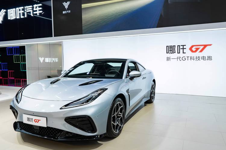 佛山93哪吒汽车在智能汽车领域的表现，领途汽车在新能源汽车市场中的影响力